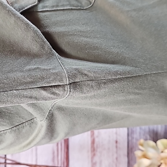 NEW STYLE & CO ARMY GREEN SHORT CUFFED SLEEVE BUTTON UP TOP - Picture 8 of 14